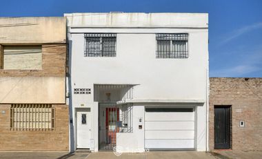 Casa de 3 dormitorios con cochera, jardín y piscina. Arroyito