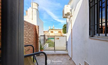 Casa de 3 dormitorios con cochera, jardín y piscina. Arroyito