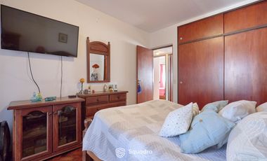 Casa de 3 dormitorios con cochera, jardín y piscina. Arroyito