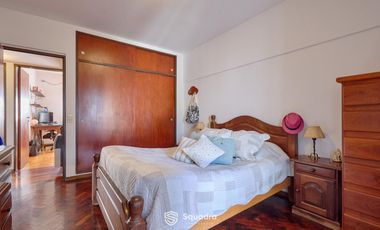 Casa de 3 dormitorios con cochera, jardín y piscina. Arroyito