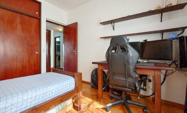 Casa de 3 dormitorios con cochera, jardín y piscina. Arroyito