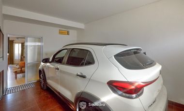 Casa de 3 dormitorios con cochera, jardín y piscina. Arroyito