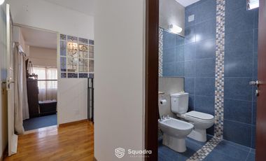 Casa de 3 dormitorios con cochera, jardín y piscina. Arroyito