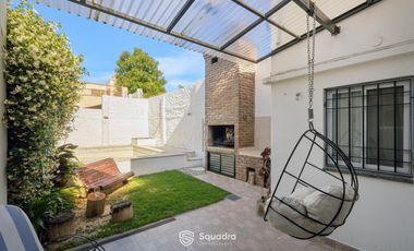 Casa de 3 dormitorios con cochera, jardín y piscina. Arroyito