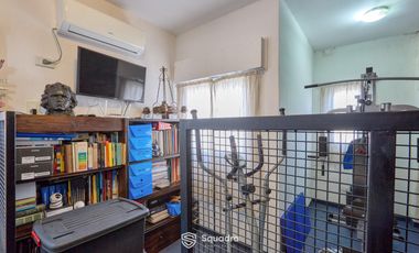 Casa de 3 dormitorios con cochera, jardín y piscina. Arroyito