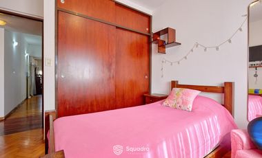 Casa de 3 dormitorios con cochera, jardín y piscina. Arroyito