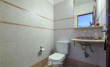 Casa de 3 dormitorios con cochera, jardín y piscina. Arroyito