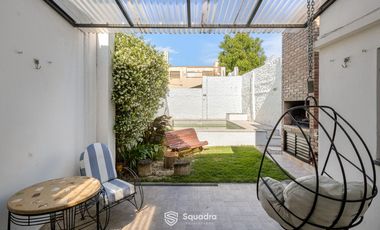 Casa de 3 dormitorios con cochera, jardín y piscina. Arroyito