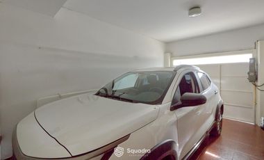 Casa de 3 dormitorios con cochera, jardín y piscina. Arroyito