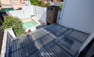 Casa de 3 dormitorios con cochera, jardín y piscina. Arroyito