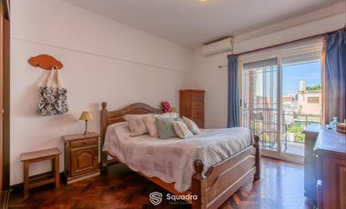 Casa de 3 dormitorios con cochera, jardín y piscina. Arroyito