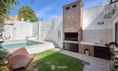 Casa de 3 dormitorios con cochera, jardín y piscina. Arroyito