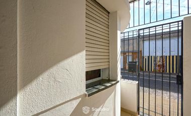 Casa de 3 dormitorios con cochera, jardín y piscina. Arroyito