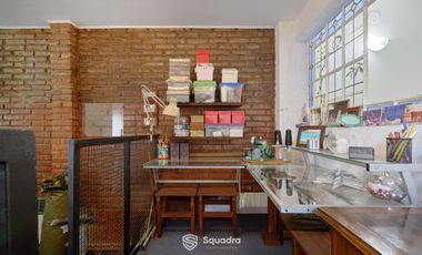 Casa de 3 dormitorios con cochera, jardín y piscina. Arroyito