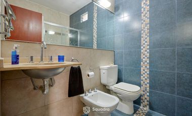 Casa de 3 dormitorios con cochera, jardín y piscina. Arroyito