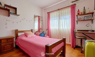 Casa de 3 dormitorios con cochera, jardín y piscina. Arroyito