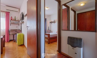 Casa de 3 dormitorios con cochera, jardín y piscina. Arroyito