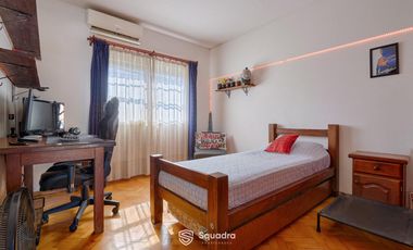 Casa de 3 dormitorios con cochera, jardín y piscina. Arroyito