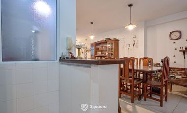 Casa de 3 dormitorios con cochera, jardín y piscina. Arroyito