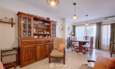 Casa de 3 dormitorios con cochera, jardín y piscina. Arroyito