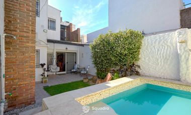Casa de 3 dormitorios con cochera, jardín y piscina. Arroyito