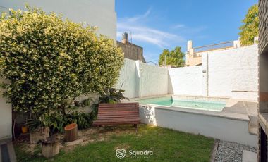 Casa de 3 dormitorios con cochera, jardín y piscina. Arroyito