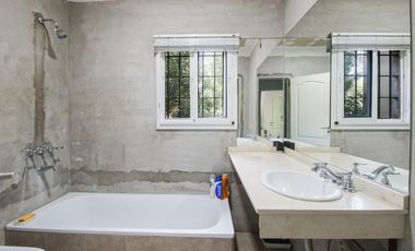 VENTA CASA 4 AMB 2 PLANTAS PISCINA JARDÍN LOTE 1000 M2