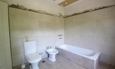 VENTA CASA 4 AMB 2 PLANTAS PISCINA JARDÍN LOTE 1000 M2