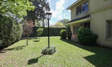 VENTA CASA 4 AMB 2 PLANTAS PISCINA JARDÍN LOTE 1000 M2