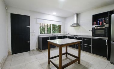 VENTA CASA 4 AMB 2 PLANTAS PISCINA JARDÍN LOTE 1000 M2