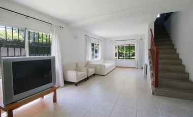 VENTA CASA 4 AMB 2 PLANTAS PISCINA JARDÍN LOTE 1000 M2