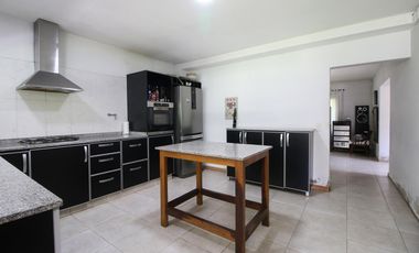 VENTA CASA 4 AMB 2 PLANTAS PISCINA JARDÍN LOTE 1000 M2