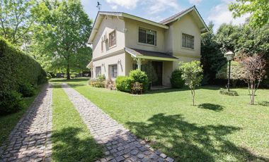 VENTA CASA 4 AMB 2 PLANTAS PISCINA JARDÍN LOTE 1000 M2