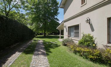 VENTA CASA 4 AMB 2 PLANTAS PISCINA JARDÍN LOTE 1000 M2