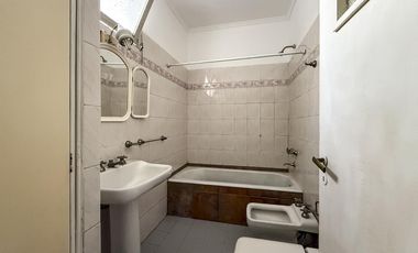 Casa de 3 dormitorios en planta alta con terraza y parrilla