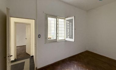 Casa de 3 dormitorios en planta alta con terraza y parrilla