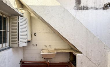 Casa de 3 dormitorios en planta alta con terraza y parrilla