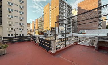 Casa de 3 dormitorios en planta alta con terraza y parrilla