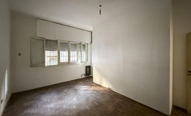 Casa de 3 dormitorios en planta alta con terraza y parrilla