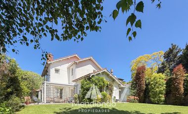 Casa 4 amb. en 2 plantas. Impecable y sobre gran lote de 606m2 en lo mejor de Playa Grande.