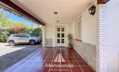 Casa 4 amb. en 2 plantas. Impecable y sobre gran lote de 606m2 en lo mejor de Playa Grande.