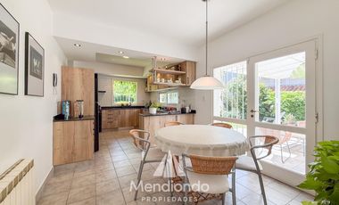 Casa 4 amb. en 2 plantas. Impecable y sobre gran lote de 606m2 en lo mejor de Playa Grande.