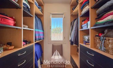 Casa 4 amb. en 2 plantas. Impecable y sobre gran lote de 606m2 en lo mejor de Playa Grande.