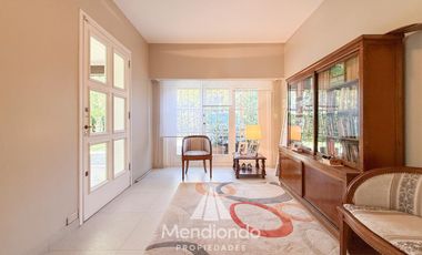 Casa 4 amb. en 2 plantas. Impecable y sobre gran lote de 606m2 en lo mejor de Playa Grande.