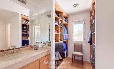 Casa 4 amb. en 2 plantas. Impecable y sobre gran lote de 606m2 en lo mejor de Playa Grande.