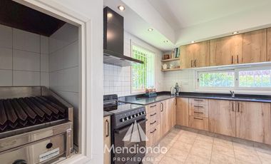 Casa 4 amb. en 2 plantas. Impecable y sobre gran lote de 606m2 en lo mejor de Playa Grande.