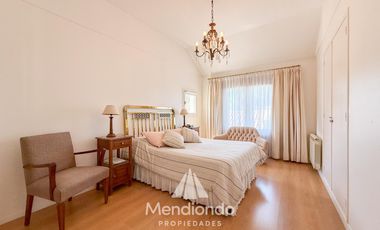 Casa 4 amb. en 2 plantas. Impecable y sobre gran lote de 606m2 en lo mejor de Playa Grande.