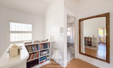 Casa 4 amb. en 2 plantas. Impecable y sobre gran lote de 606m2 en lo mejor de Playa Grande.