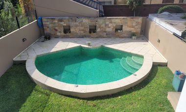 CASA MODERNA 4 AMBIENTES A MTS DE SEGUI, SOBRE LA CALLE QUINTANA AL 500