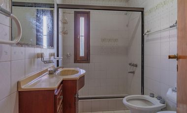 Vivienda de 4 ambientes mas galpón en venta, Alberti 5700, mar del plata.